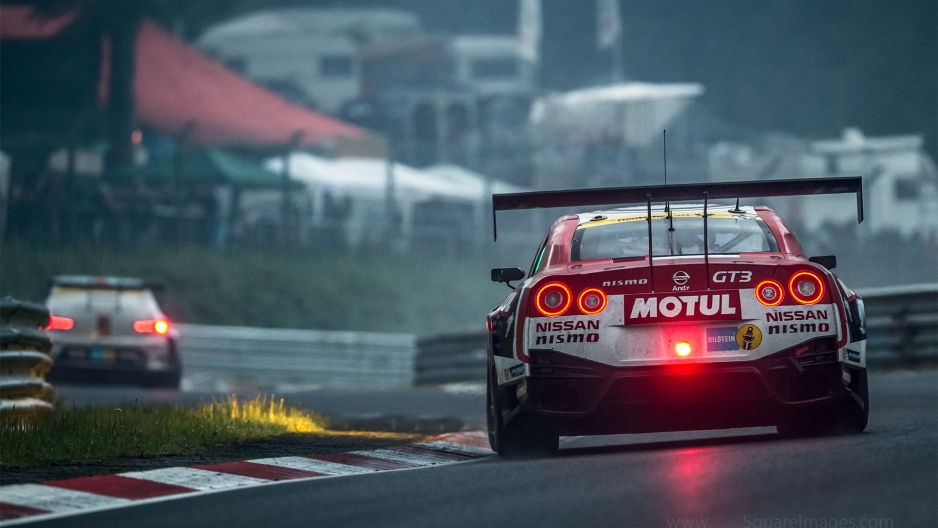 “未来赛车：新能源动力带来的速度革命”，未来能源汽车