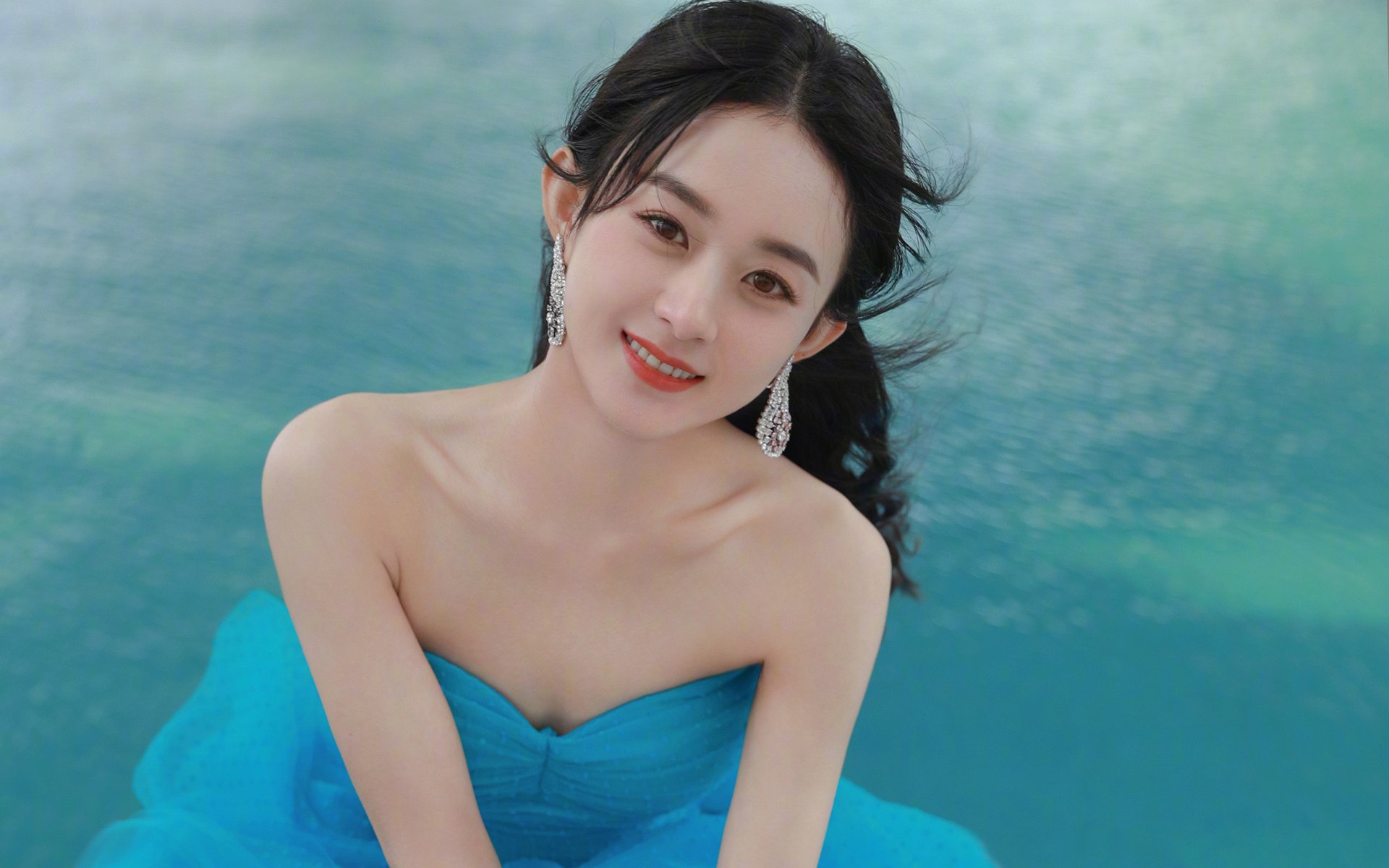 前锋是否需参与更多低位组织任务，前锋的活动范围