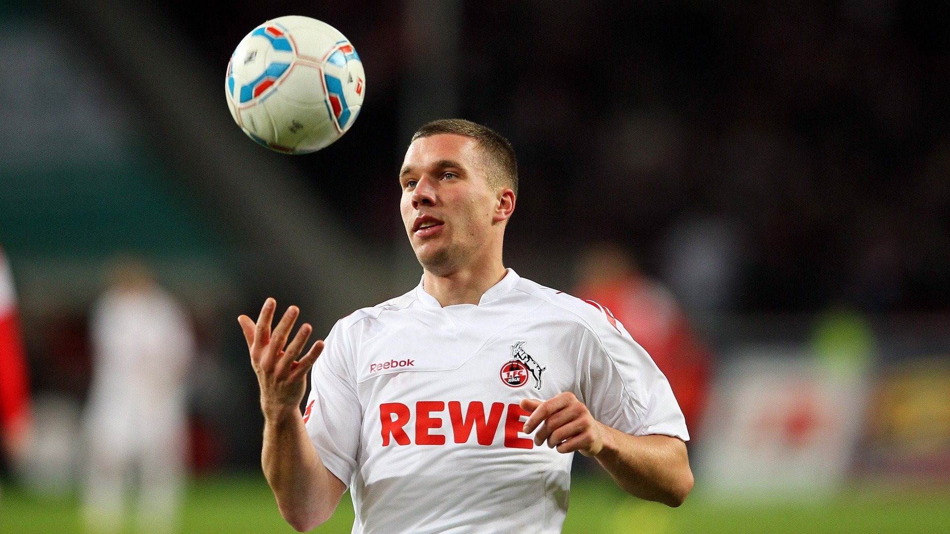 “足球+科技+文化”行业融合成果不断丰富，行业空间不断扩大，足球行业的商业模式