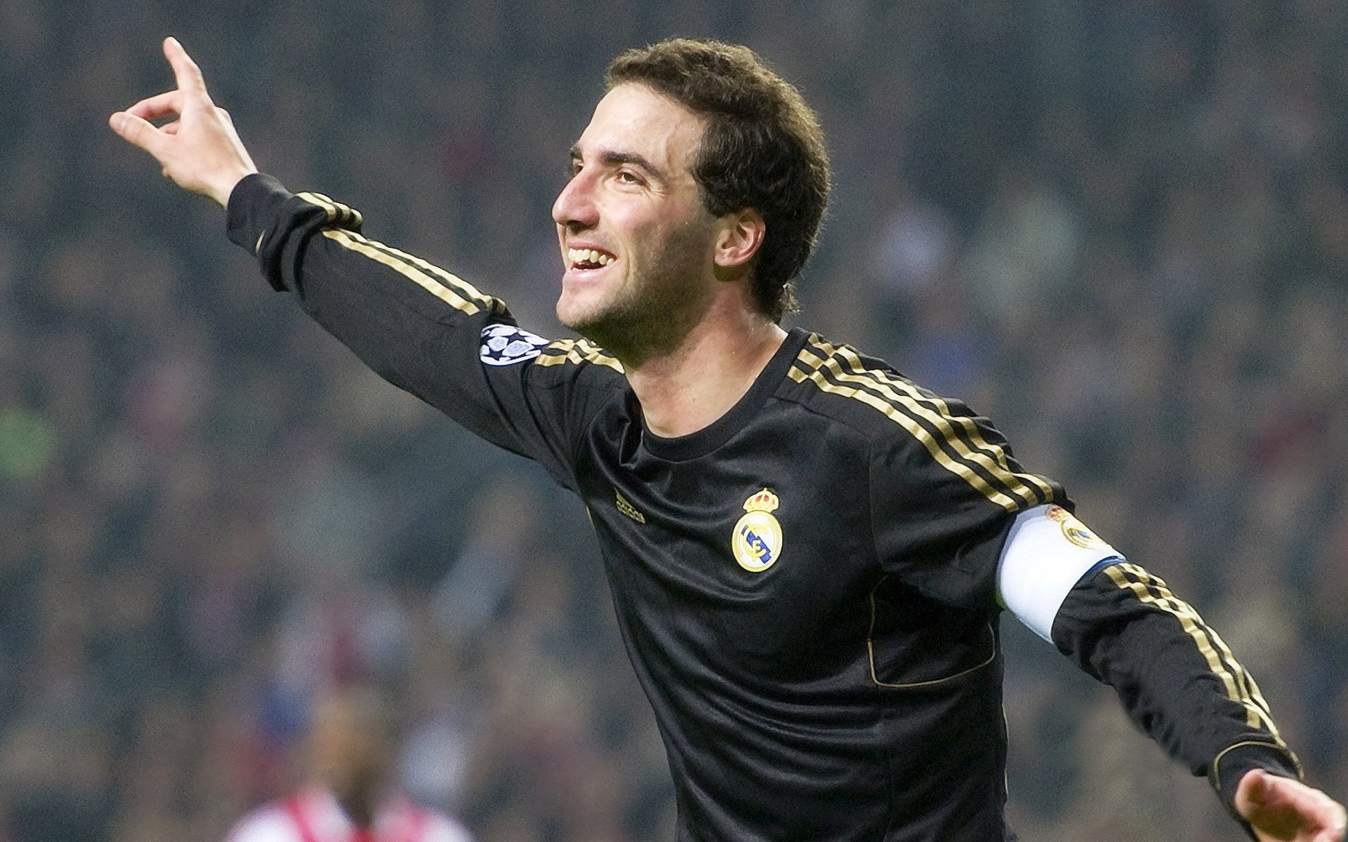 未来技术：智能穿戴设备为球员提供全方位训练数据，智能穿戴领域