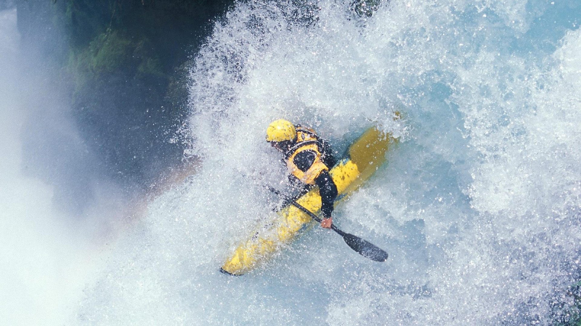 现场氛围热烈：球迷欢呼不断，气氛火爆！，球队气氛